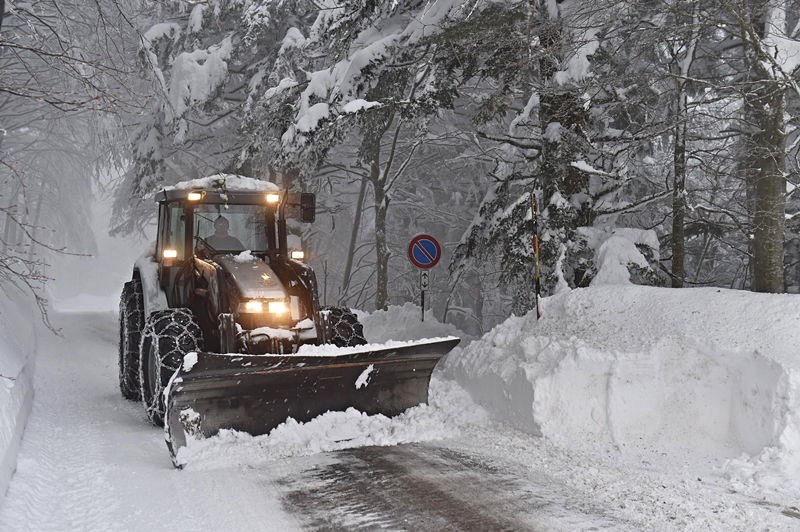 2月24日,在意大利亚平宁山脉的托斯卡纳-罗马涅,一辆除雪车在清除道路