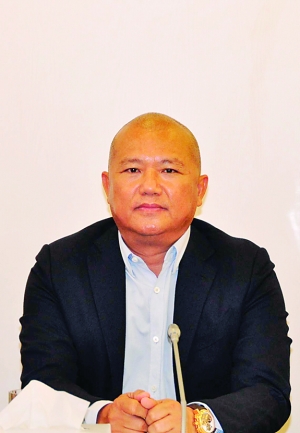 举世瞩目的港珠澳大桥通车在即,全国政协澳区委员陈明金认为,将为澳门