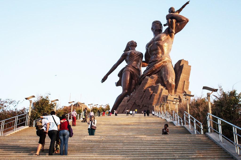 位于塞内加尔首都达喀尔的"非洲复兴雕像"