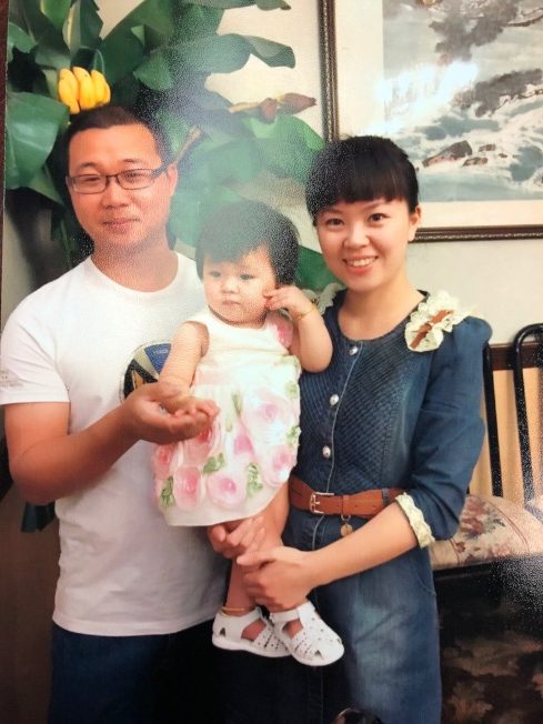 陈娜全家福,左为当事人张晓明.(陈娜提供)