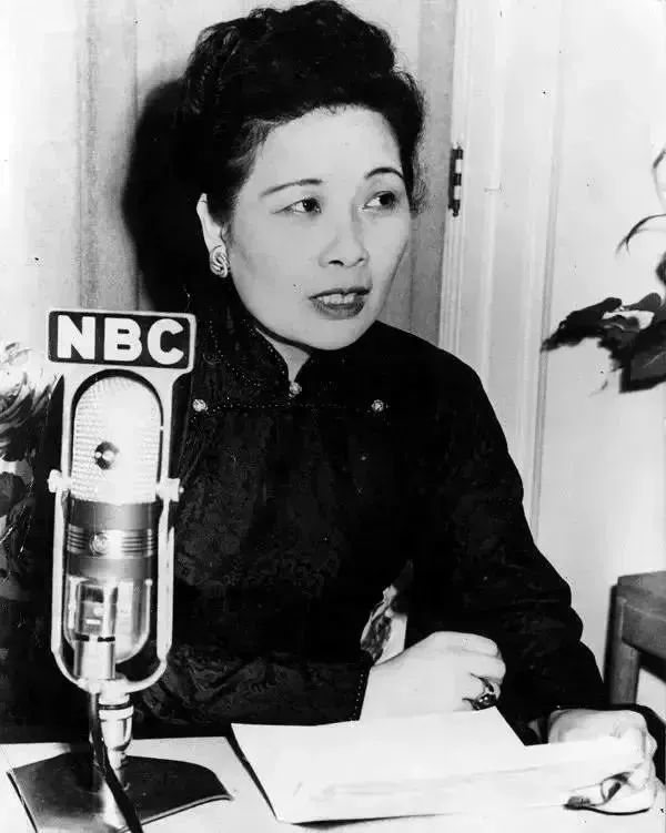 开罗会议时,宋美龄游离在几大巨头之间,用女性特有的温柔与细腻在个中