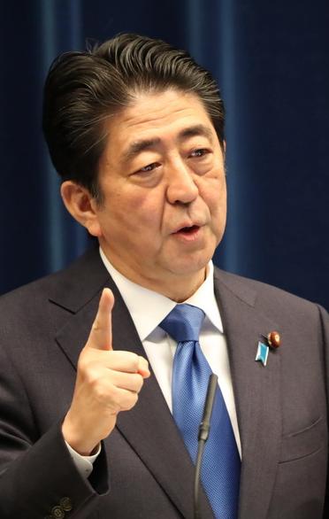 安倍国会上罕见"傻笑" 日媒:压力或逼近临界点 - 华人头条