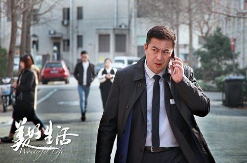 张嘉译走路姿势真火了!网友争相模仿有人以假乱真