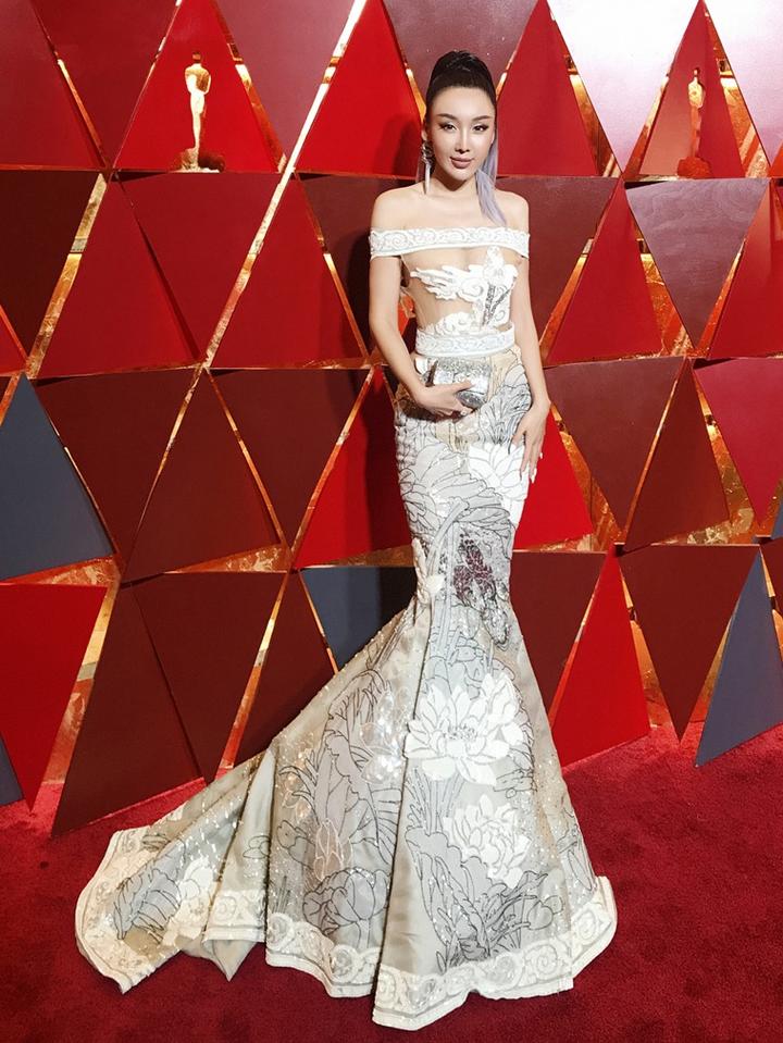 此次韩阿筎那的礼服是邀请著名设计师专门为了本届