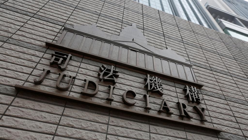 高等法院进行,一名在法庭大堂透过屏幕听审的老妇,因为戴上「光复香港