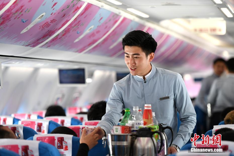女机长加帅空少 厦航打造"三八"特色主题航班