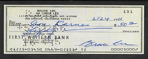 收藏家,美国港澳之友会会长陈灿培展示的是李小龙居住在洛杉矶时开具