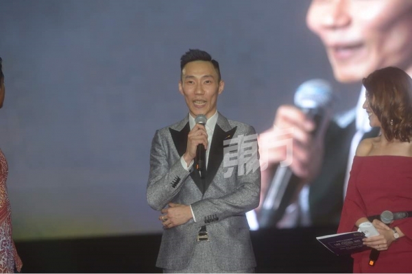 李宗伟帅气西装登场 《lee chong wei》缔造亚洲最大首映荧幕