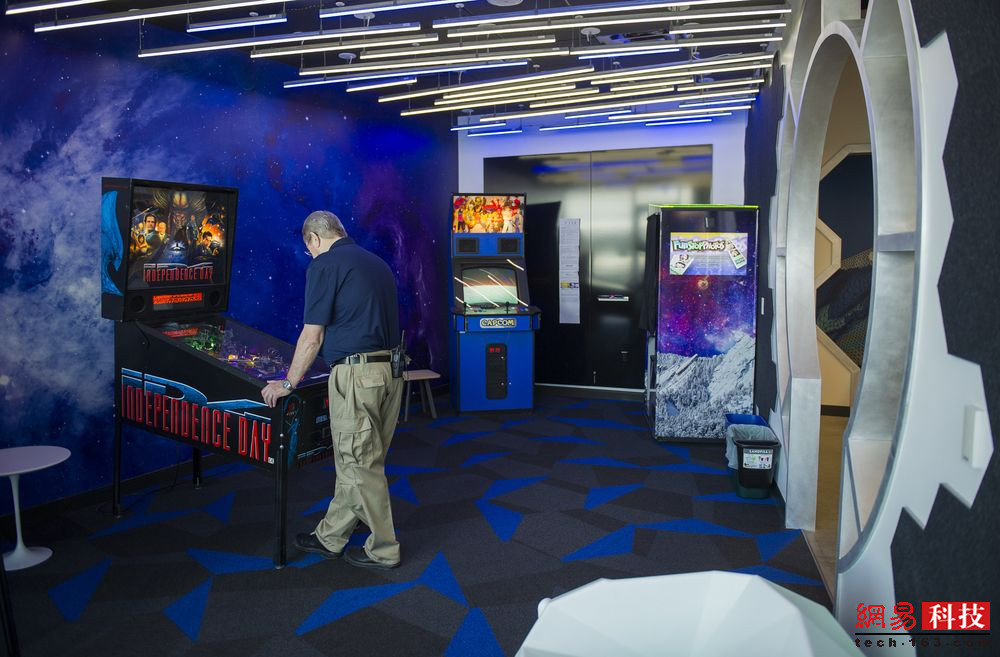 一名谷歌员工在大楼的休闲区玩弹力桌球.