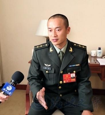 全国人大代表,特战队员黄鑫接受记者采访