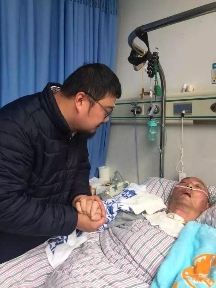 男子放弃几十万年薪照顾重病父亲 妻子这样说