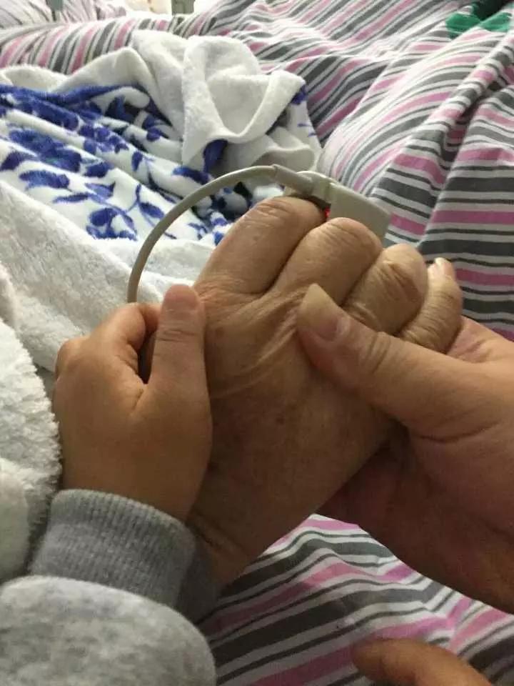 男子放弃几十万年薪照顾重病父亲 妻子这样说