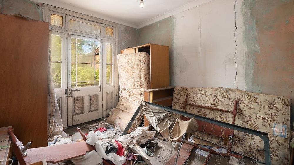 悉尼破屋拍卖售出百万 地板烂洞卡住记者