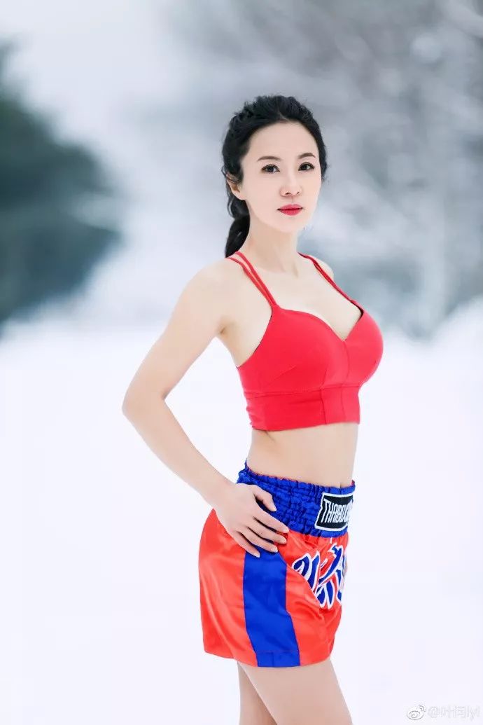 刘叶琳在健身房锻炼