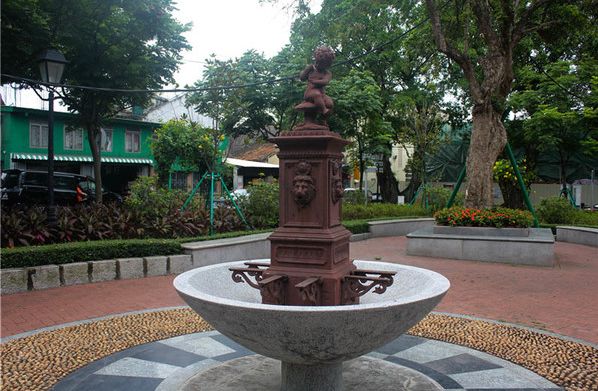 恩尼斯总统前地