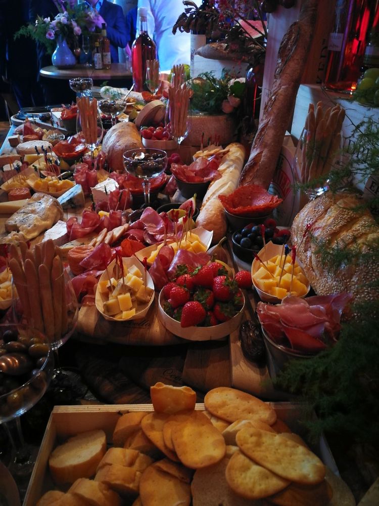 琳琅满目的西式酌酒美食