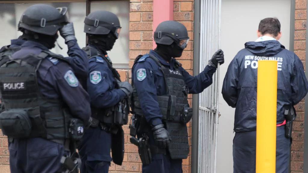 据《每日电讯报》报道,周四清晨,全副武装的警察突击搜查悉尼多地和