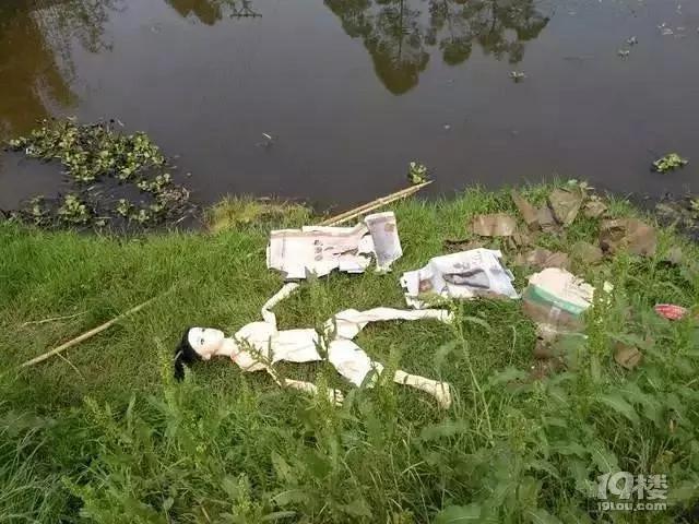 公安局接警称池塘发现"女尸" 打捞上来后让人脸红