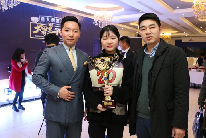 赞助商代表与冠军方娅