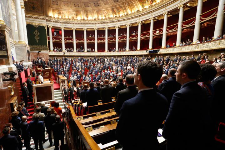27日,法国国民议会为日前发生法国南部古城卡尔卡松的恐袭案受害者