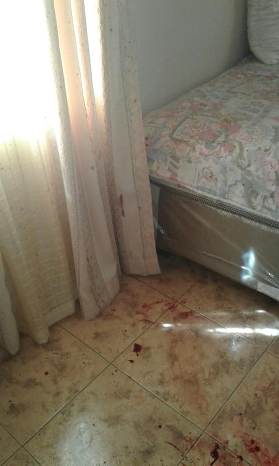 图文:家政工人刺伤雇主后逃逸 现场血迹斑斑