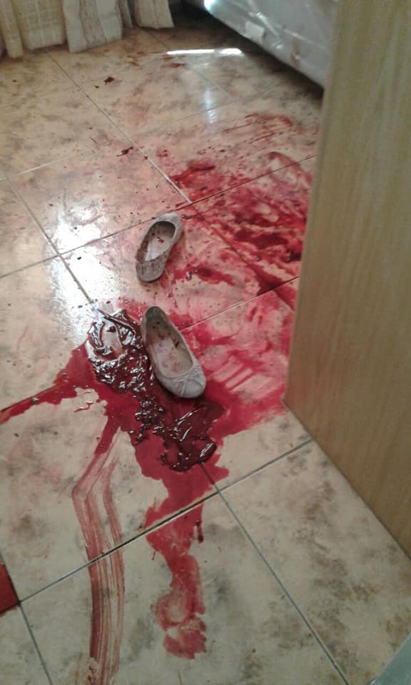 图文:家政工人刺伤雇主后逃逸 现场血迹斑斑