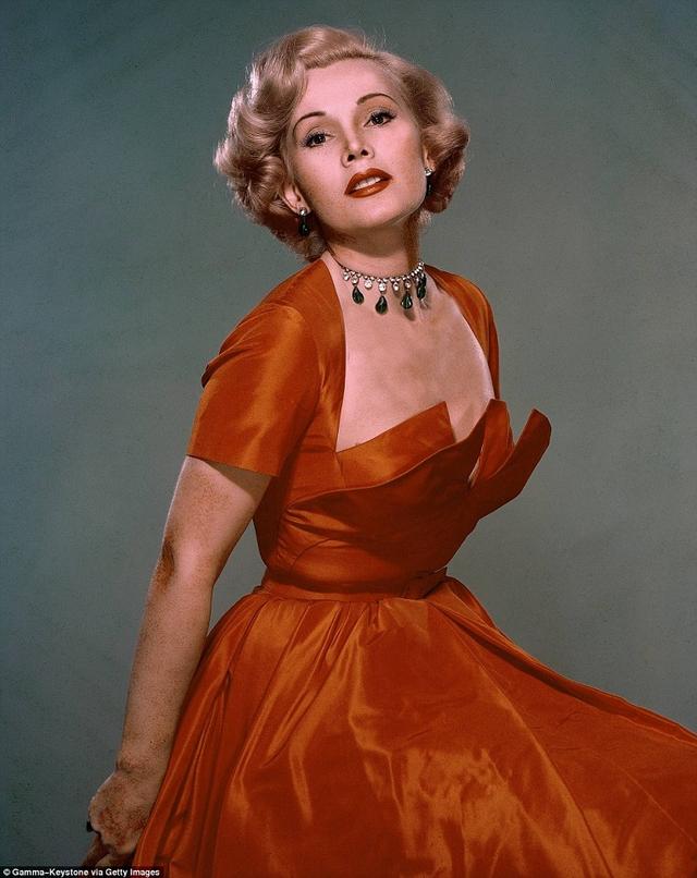 在19岁获得"匈牙利小姐"的桂冠后,她便和自己的两位姐妹勇闯好莱坞.