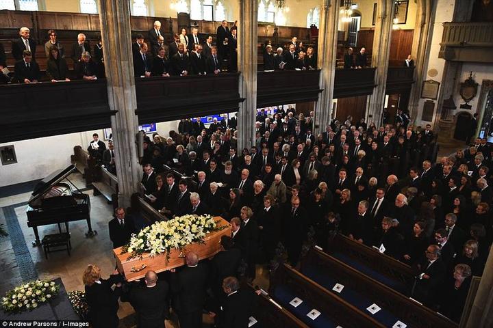 霍金的葬礼在英国剑桥大学大圣玛丽教堂举行