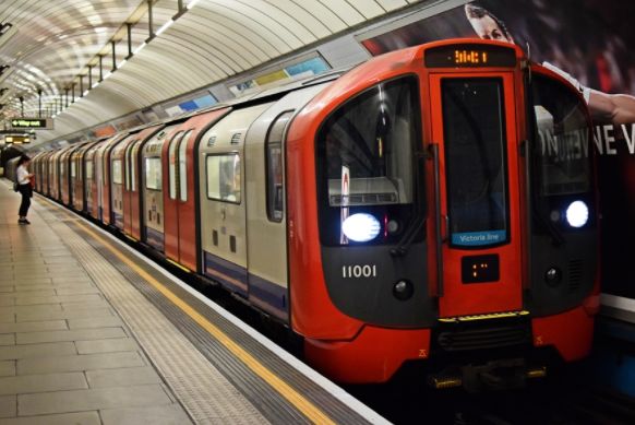 英国首辆自动驾驶火车上路 伦敦地铁早就用了你后怕吗?