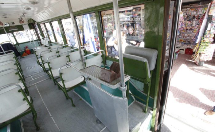 兜风去!比雷埃夫斯旧款公交车带你回到50年代