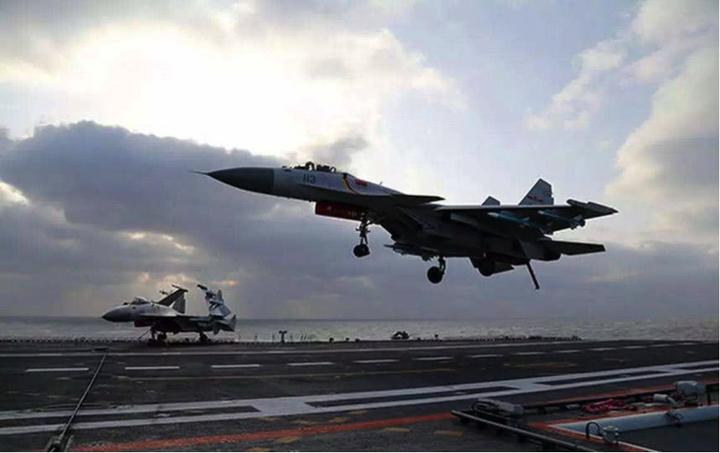 歼-15舰载战斗机降落瞬间(图片来源于:网络)