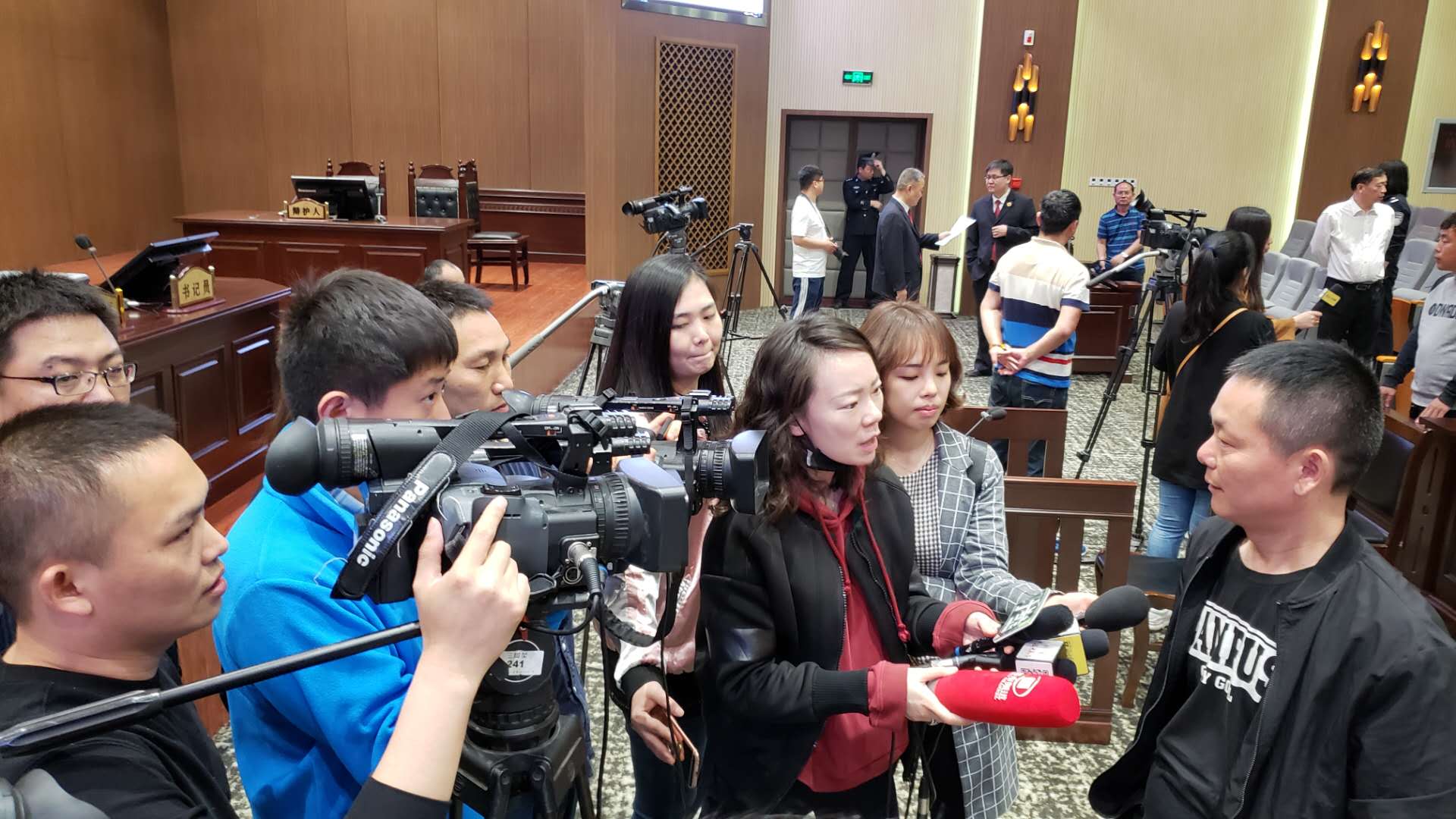 (媒体现场采访听审司机)