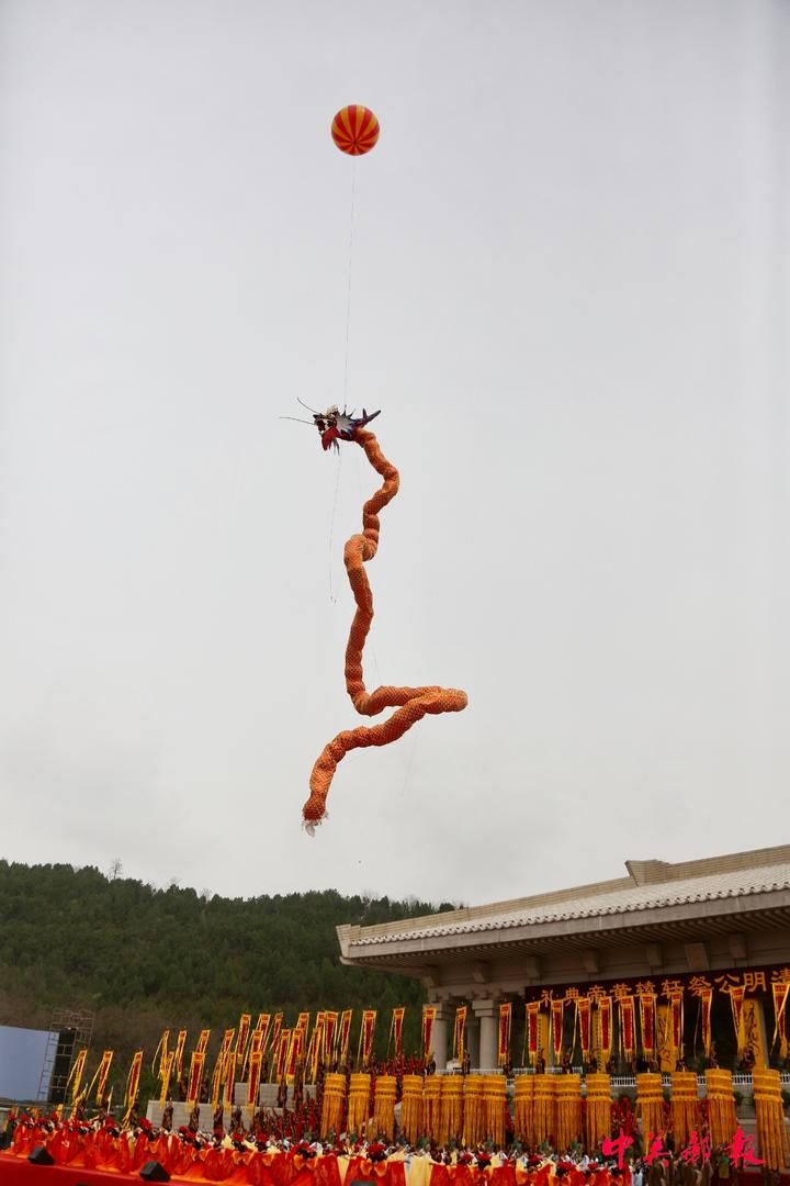 在气势恢宏的乐舞声中一条56米的"中华龙"盘旋 腾跃升空 飞向蓝天深处