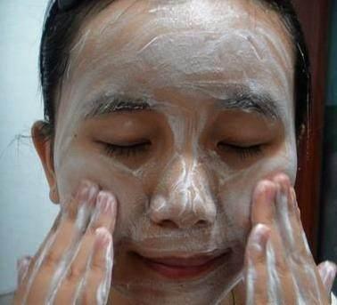 早上洗脸时, 到底要不要用"洗面奶"! 很多女生不懂, 难怪皮肤差