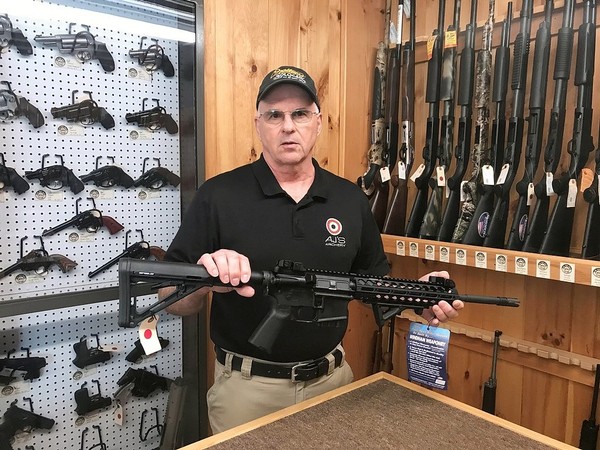 据称,他想在枪店购买-15步枪,遭枪店老板举报后被捕.