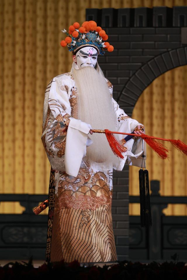 一年后,父亲裘少戎因病去世进一步放大了裘继戎身上的使命感——他成