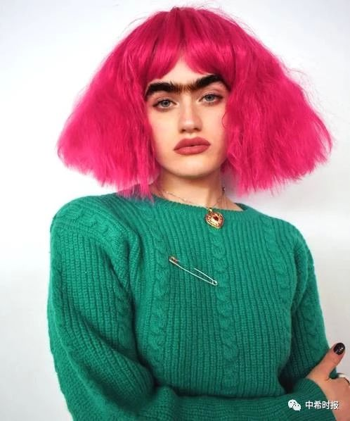 希腊妹纸的一字连眉意外曝光,勇敢的她坚持做自己, 圈粉无数!