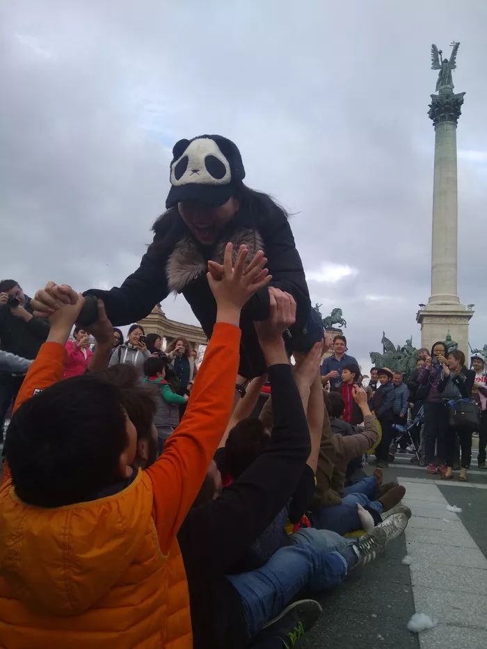 【枕头大战之众人托举游戏】 大概是大家枕头大战玩累了,正当士气