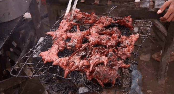 走在尼日尔的大街上,随处可见摆在路边的烧烤摊,在黄沙漫天下烟雾袅绕