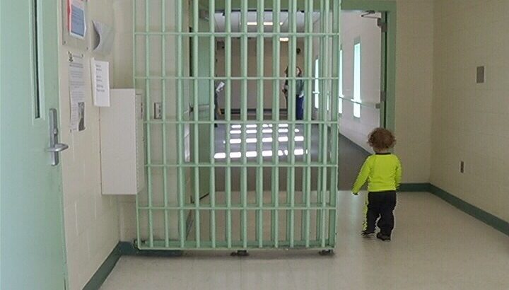 儿童牢房坐牢图片