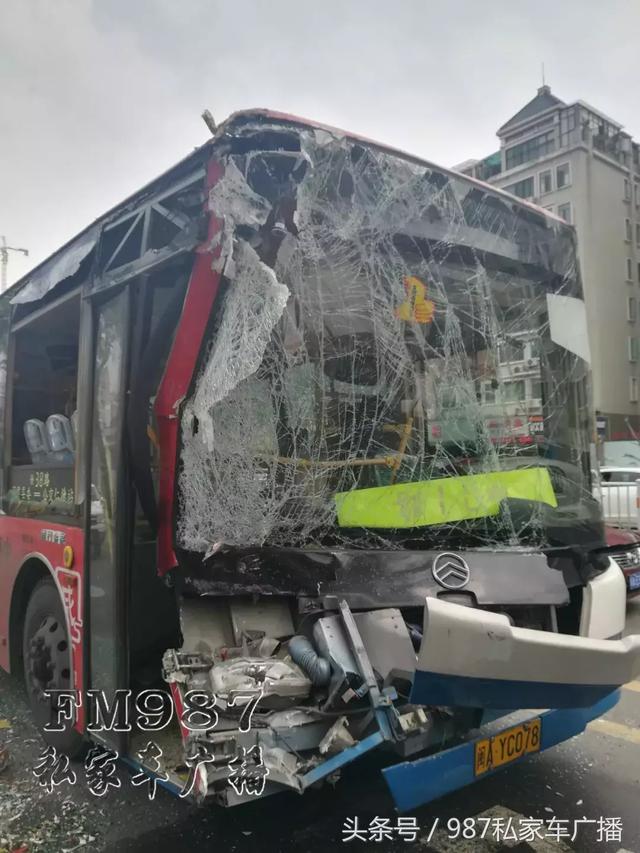 福州工业路俩公交车相撞!前脸被撞成月牙形,车上多名乘客受伤!