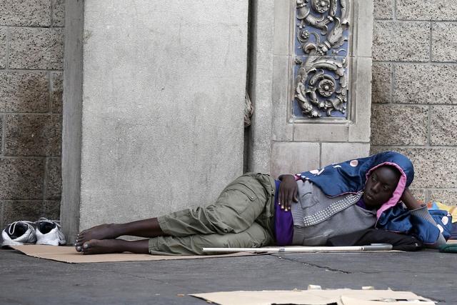 美国洛杉矶一条1公里的街上,露宿2500名流浪汉,这还是美国吗?