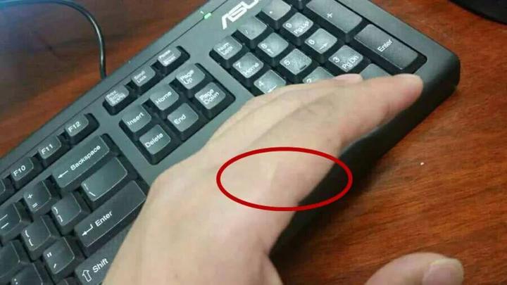 为什么大部分男生左手食指都会有一道伤疤?