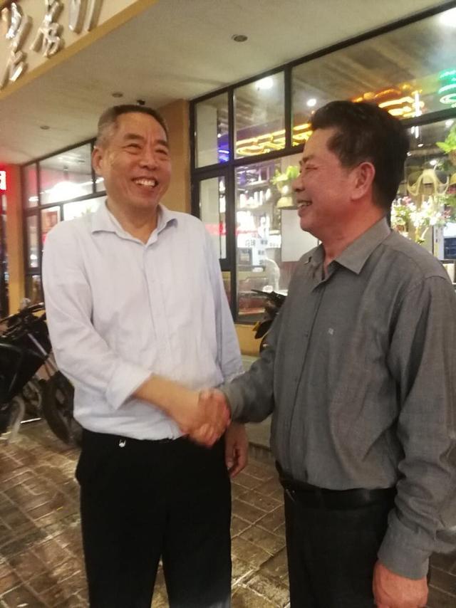 刘成洲带了一两中巴车来接我们,座位还算比较宽松,连人带行李,刚好