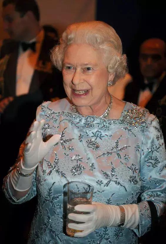 女王竟是个酒腻子!英国王室有多爱酒?