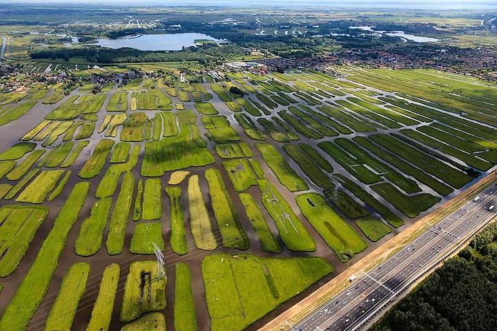 荷兰直译意为"尼德兰",即低地国家,其国土中低于海平面的土地,绝大