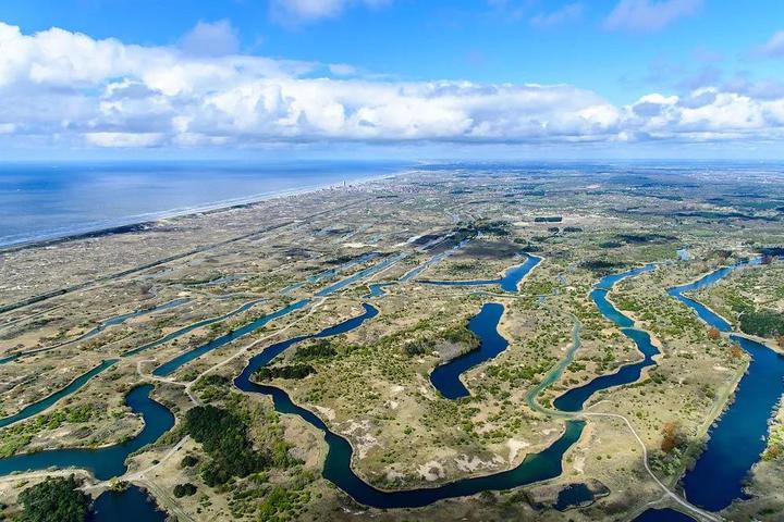 "风车之国"自13世纪便就开始填海造陆,筑堤拦住海水,再用风力水车