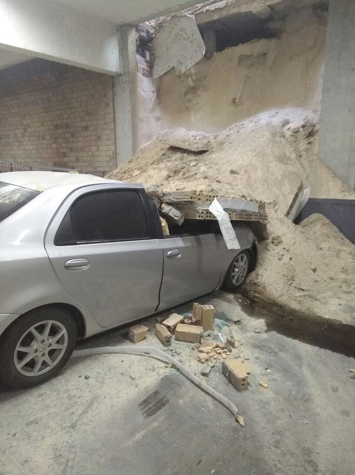 图文:stellenbosch购物商场停车场墙壁倒塌事件