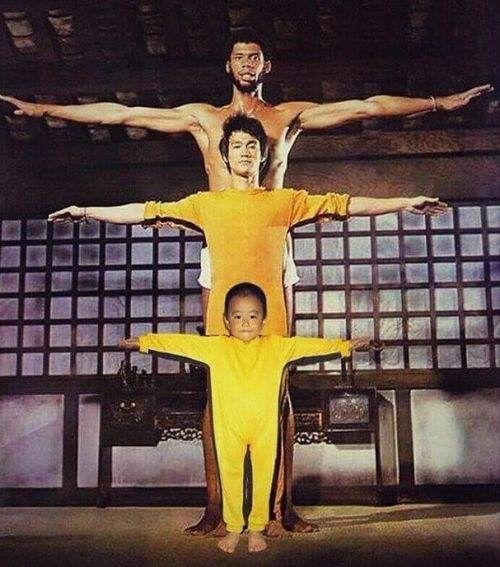 他1岁时成为李小龙粉丝,4岁时开始模仿李小龙,如今8岁的他已就练出一