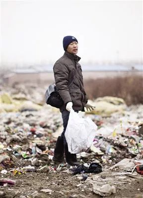 这个做卧底被关进局子的男人,用满屏的垃圾刷爆朋友圈